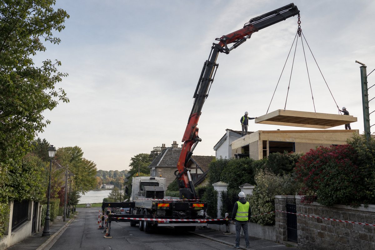 Mise en situation d’un camion-grue européen avec une équipe de levage pour surélévation de pavillon, quartier du parc saint-maur, dans un environnement inspiré de Saint-Maur-des-Fossés